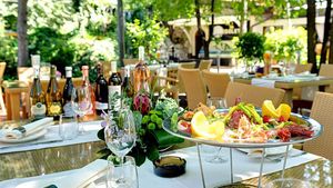 De la 1 iunie românii vor putea merge din nou la hoteluri, pensiuni și restaurante, dar trebuie să respecte niște reguli