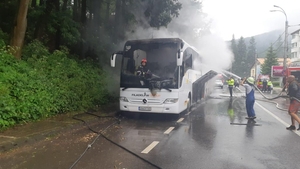 Trafic paralizat pe DN1. Un autocar a fost cuprins de flăcări