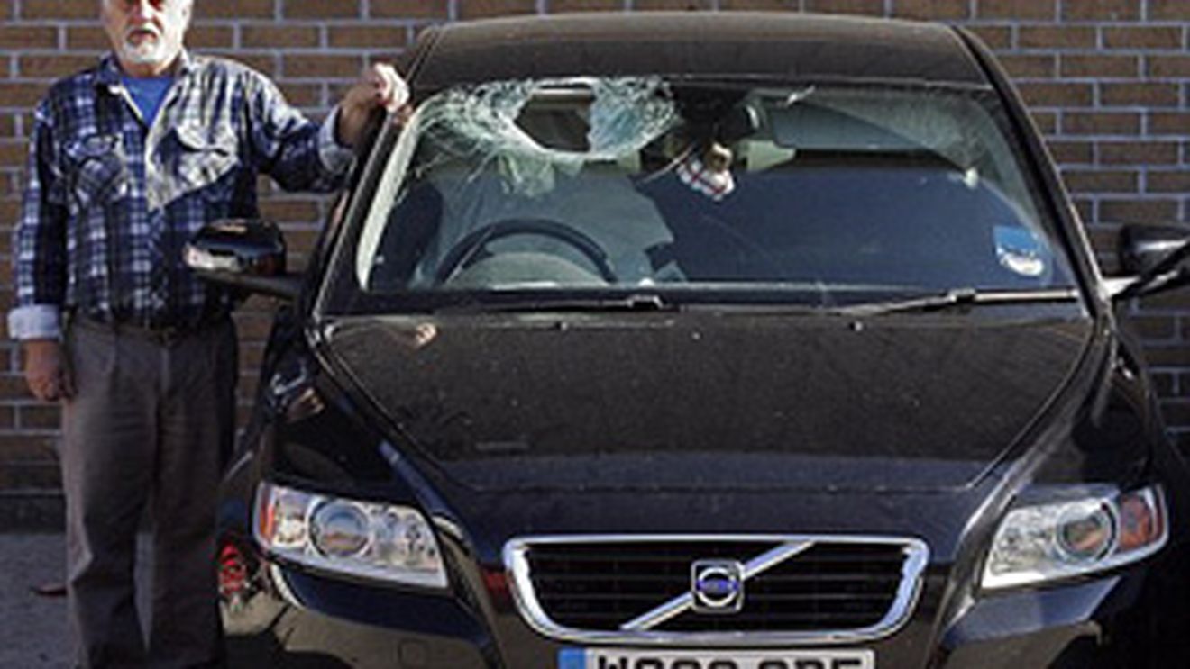 Un bloc de gheata a cazut pe o masina, la doua secunde dupa ce un barbat iesit din ea!