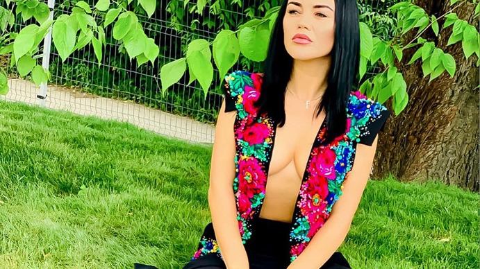Carmen de Sălciua s-a tuns scurt. Cum arată cântăreața cu noul look