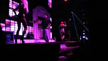 Pepe a agitat o animatoare pana i-au sarit sanii din sutien! A obligat-o sa tina ritmul cu el la Gangnam Style!