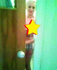 Delia Matache, fotografiată de sora sa goală prin casă! Vedeta iUmor, fără sutien și în lenjerie
