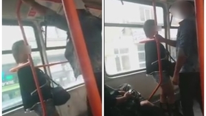 S-a luat de ea în tramvaiul 16. Fata era speriată, nimeni nu s-a băgat