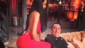 A arătat, în direct, mai mult decât şi-ar fi dorit! Salopeta sexy a DANIELEI CRUDU s-a dat la o parte, iar un sân a ieşit la iveală!