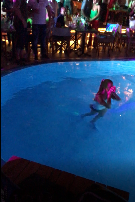 Ioana s-a aruncat în piscină, după ce a fost stropită cu șampanie