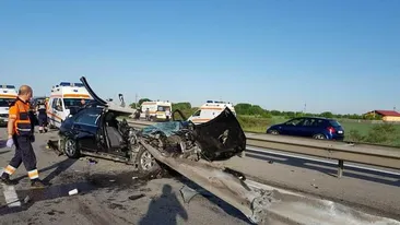 Accident grav pe A1! Un șofer a murit, iar un motociclist are mâinile rupte