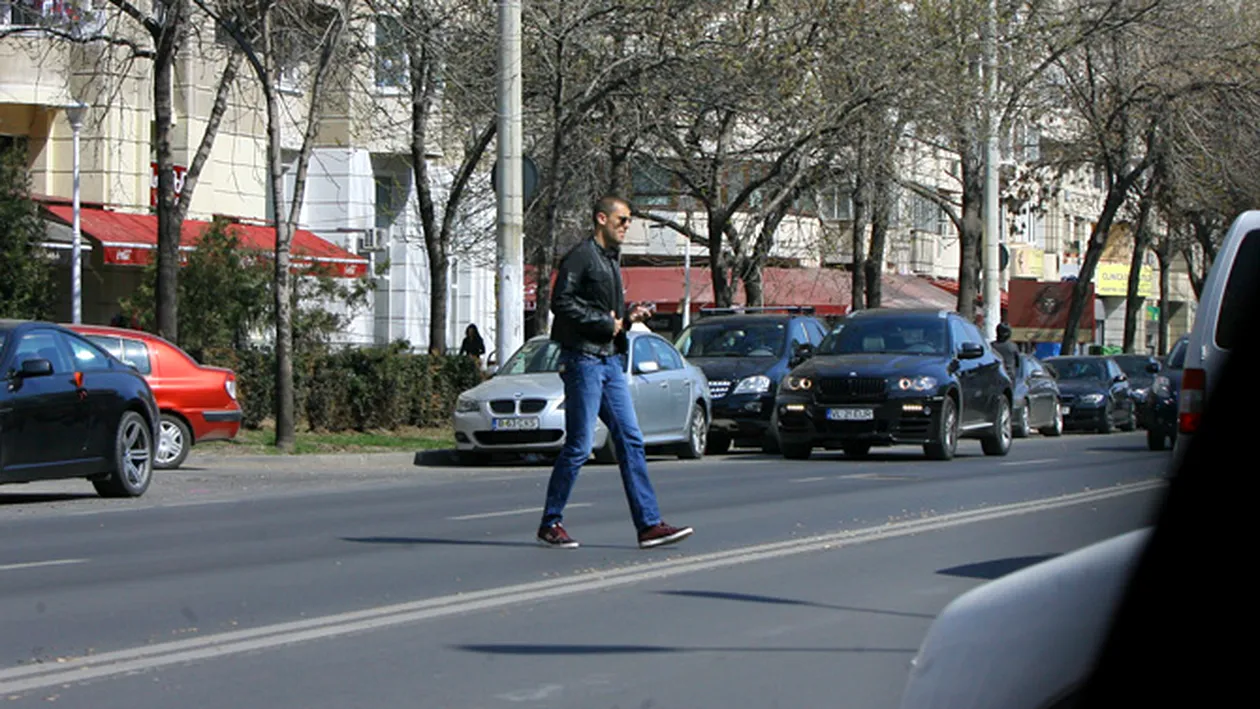 Atacul Stelei, in pericol! Nikolici, slalom printre masini! Varful muntenegrean traverseaza strada prin loc nepermis si ignora masinile prezente in trafic.