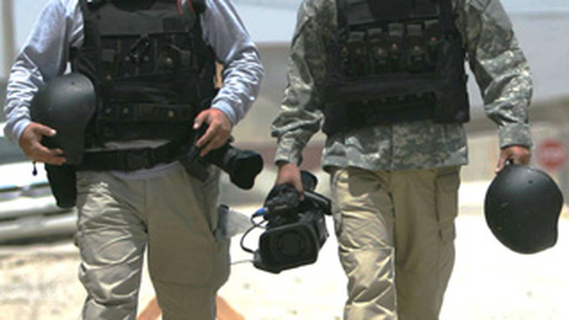 Corespondentii Kanal D din Afganistan, Florin Ghioca si Rolf Vescan, s-au rasturnat cu un blindat!