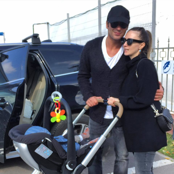 Adela Popescu, Radu Vâlcan şi fiul lor, Alexandru, formează o familie fericită.