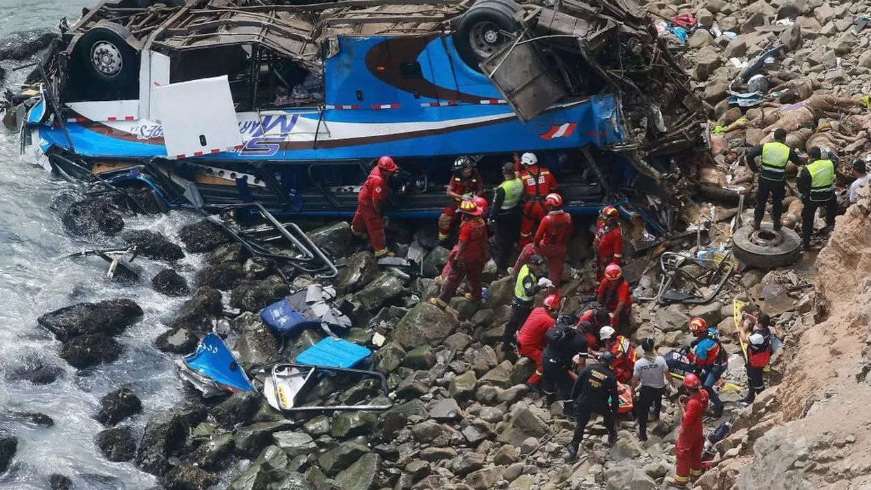 Accident tragic! 7 fotbaliști morți după ce autocarul s-a prăbușit într-o prăpastie | VIDEO