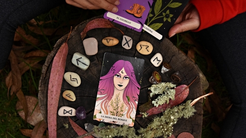 Horoscop rune azi, 10 august 2026. Zodia care va avea probleme la locul de muncă. Ai grijă la colegi!