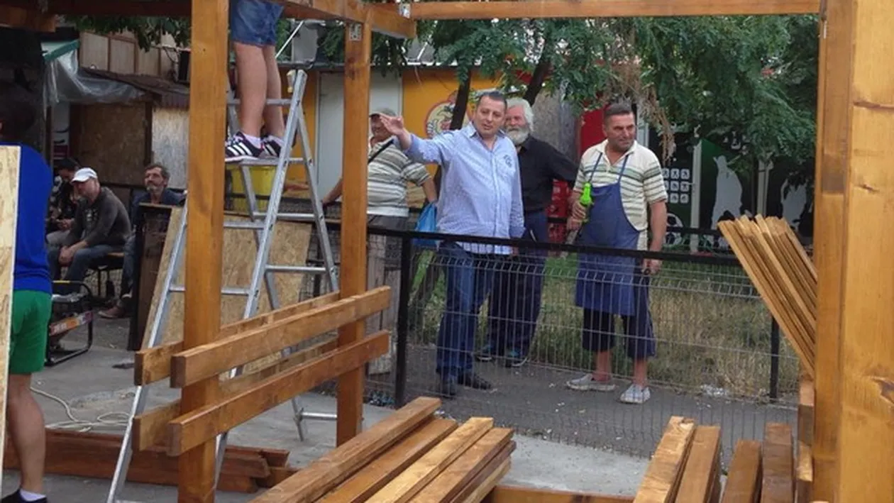 S-a intamplat in sectorul 6! O copertina care proteja niste mese de sah a disparut de pe spatiul public!