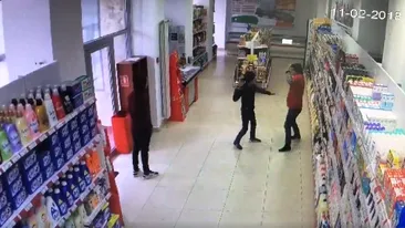 Imagini şocante. O vânzătoare din Craiova este ameninţată cu o sticlă de un adolescent care încerca să fure din magazin