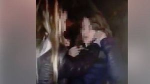 Șocant! O elevă din Galați a fost bătută de două fete pe stradă, iar persoanele care erau de față nu au intervenit ci au filmat amuzate incidentul scandalos