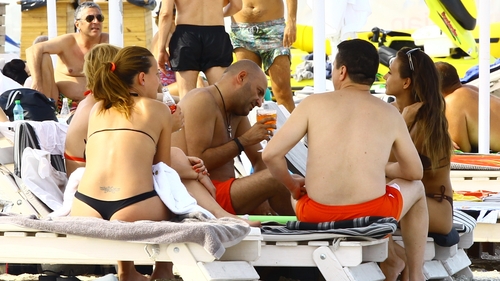 Ce face Dan Capatos la mare! VEZI ipostazele in care a fost filmat prezentatorul tv in compania sotiei sale!