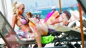 S-a harjonit cu o blonda pe plaja