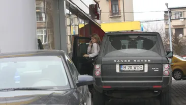 Cristina Rus, soferita de Pitesti, sa traiesti! Artista incalca flagrant regulile de circulatie, grabita dupa o intalnire!