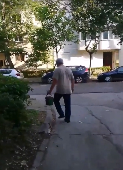 Așa ceva nu s-a mai văzut! Cum s-a răzbunat un pensionar din Bacău pe copiii gălăgioși din spatele blocului