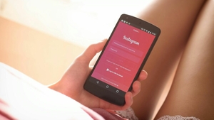 Reel-urile de pe Instagram, o dovadă de iubire? Ritualul ciudat care a înlocuit afecțiunea și conversația în sânul familiei