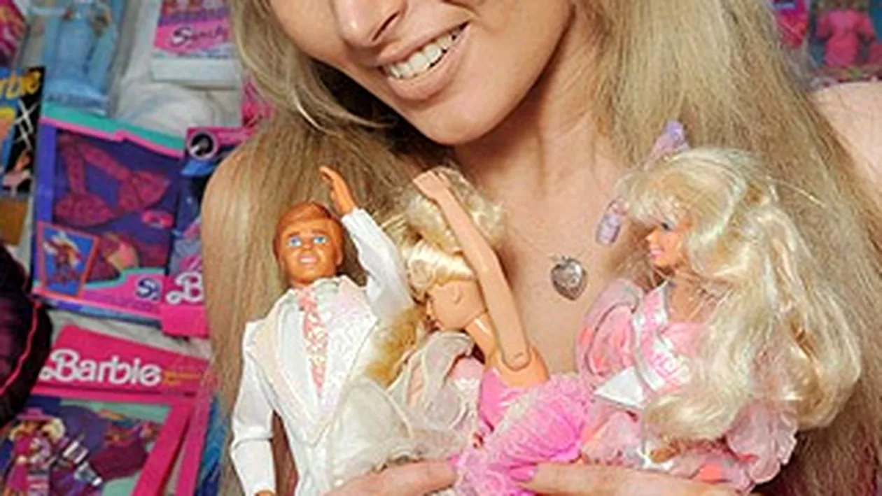 A cheltuit 10.000 de lire pe operatii si haine pentru a arata ca una dintre papusile ei Barbie! Uite-i lookul de acum