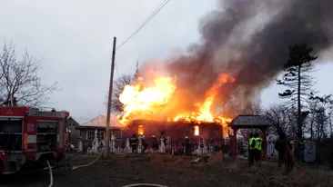 O biserică din Neamț a fost mistuită de flăcări. Incendiul ar fi izbucnit de la o lumânare