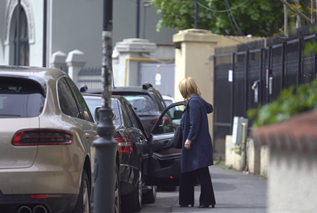 Andreea Esca coboară din mașina confidentului (Foto: CANCAN.RO)