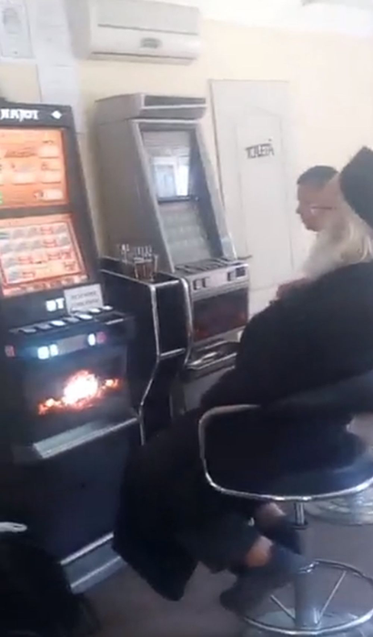 Preotul a fost filmat în interiorul unui bar, la păcănele