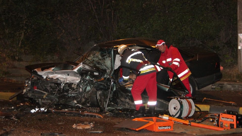 Un cunoscut afacerist a accidentat grav un politist! L-a lovit cu masina si a fugit!