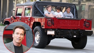 Arnold isi transporta fiul in spatele Hummer-ului