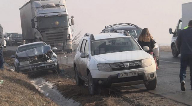 Accidente incredibile pe E85: o maşină a răsturnat o ambulanţă şi un tir a intrat într-o coloană