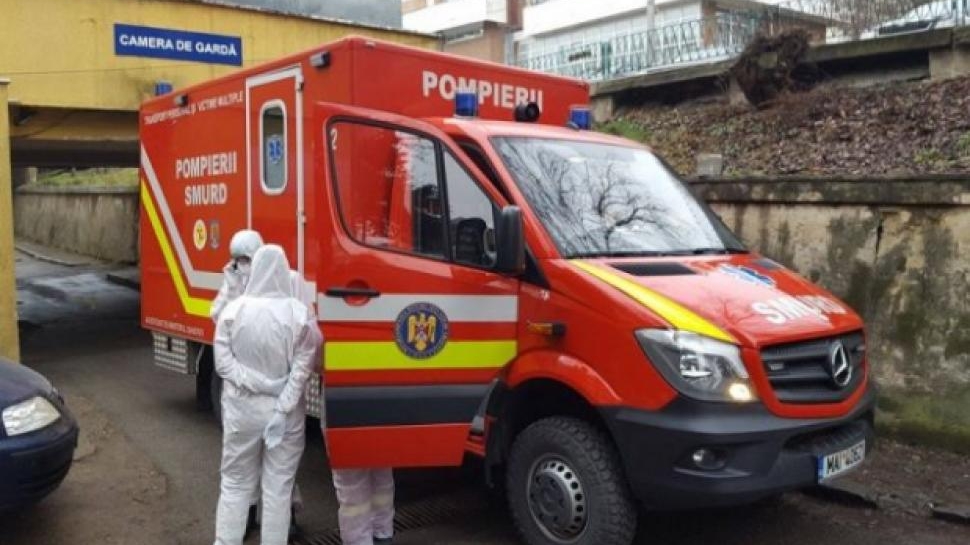 Revoltător! Un ambulanțier în combinezon prins cu bandă adezivă a fost trimis la un pacient cu coronavirus