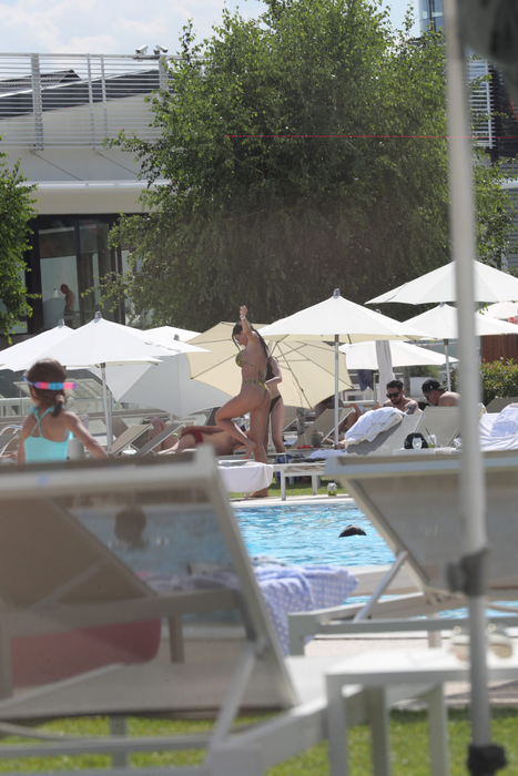 Raluca Silea, mişcări senzuale la piscină