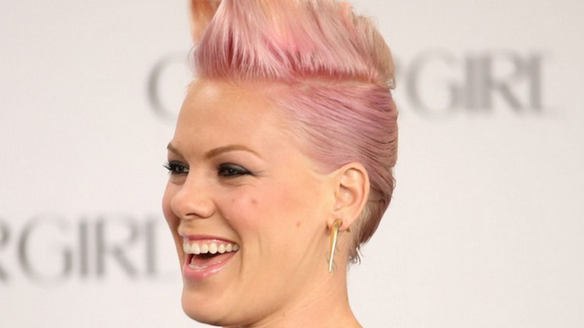 "Pink, sunt pregatit cu bomba mea!" Ce s-a intamplat la 10 minute dupa ce un tanar a postat pe Twitter acest mesaj