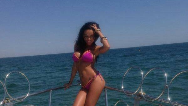 Nevasta lui Sisu, imagini incendiare! Catalina a pozat intr-un costum de baie minuscul!