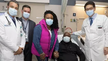 Premieră medicală! Primul pacient din lume căruia medicii i-au transplantat un rinichi de porc a fost externat