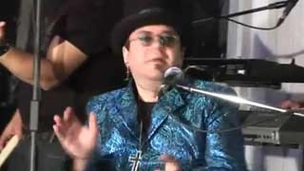 VIDEO Dragos Mostenescu il imita pe Elton John si ii iese foarte bine: Multa lume habar n-are ca eu cant destul de bine