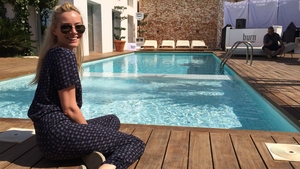 Fanii au ramas fara cuvinte! Vezi ce schimbare de look si-a facut Laura Cosoi!