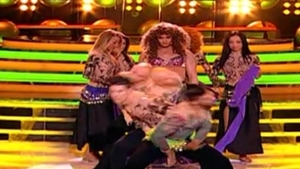 S-a epilat pe picioare, şi-a pus sutien şi s-a dat cu ruj! Uite cum se poate mişca Pepe pe muzica Shakirei!