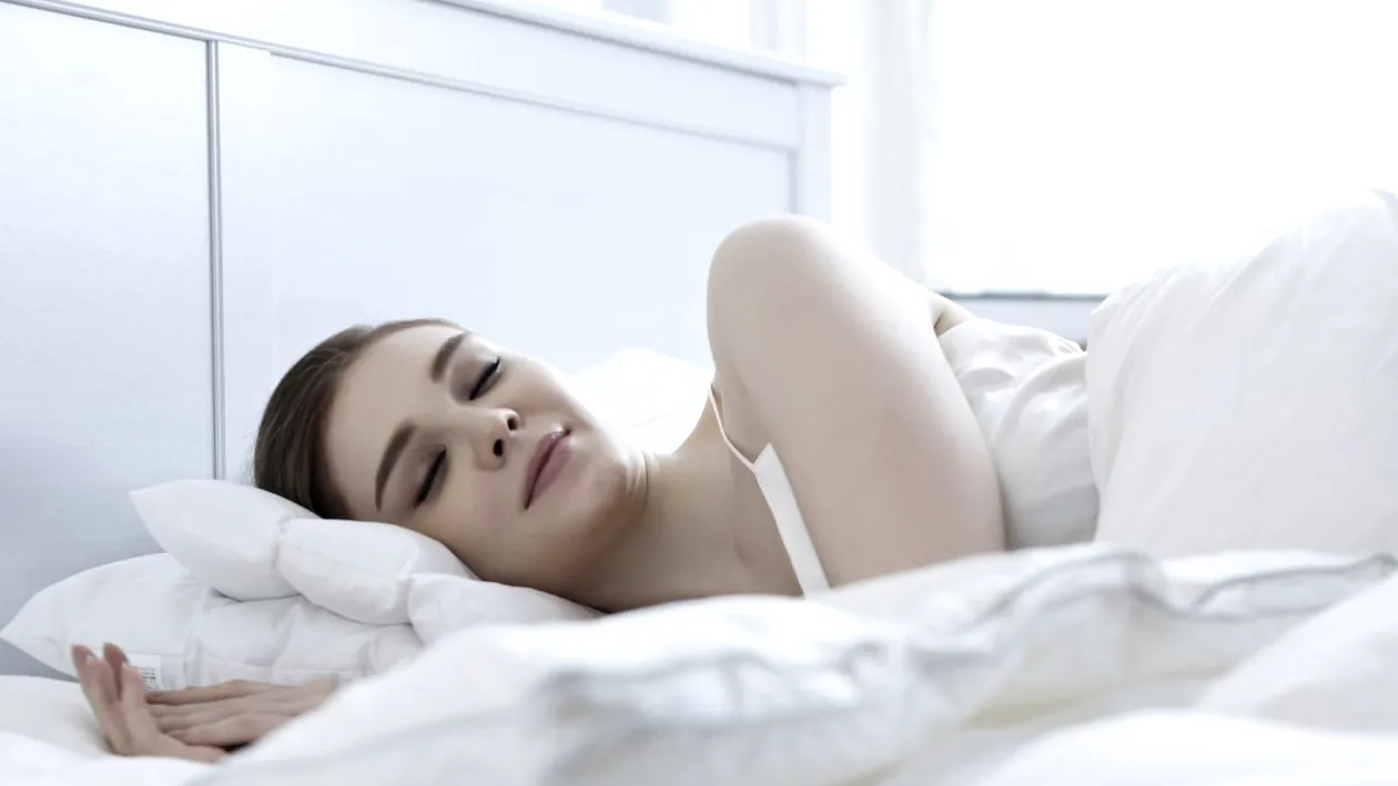 Cele 7 greșeli pe care le faci înainte de somn și despre care nu știai că te îngrașă