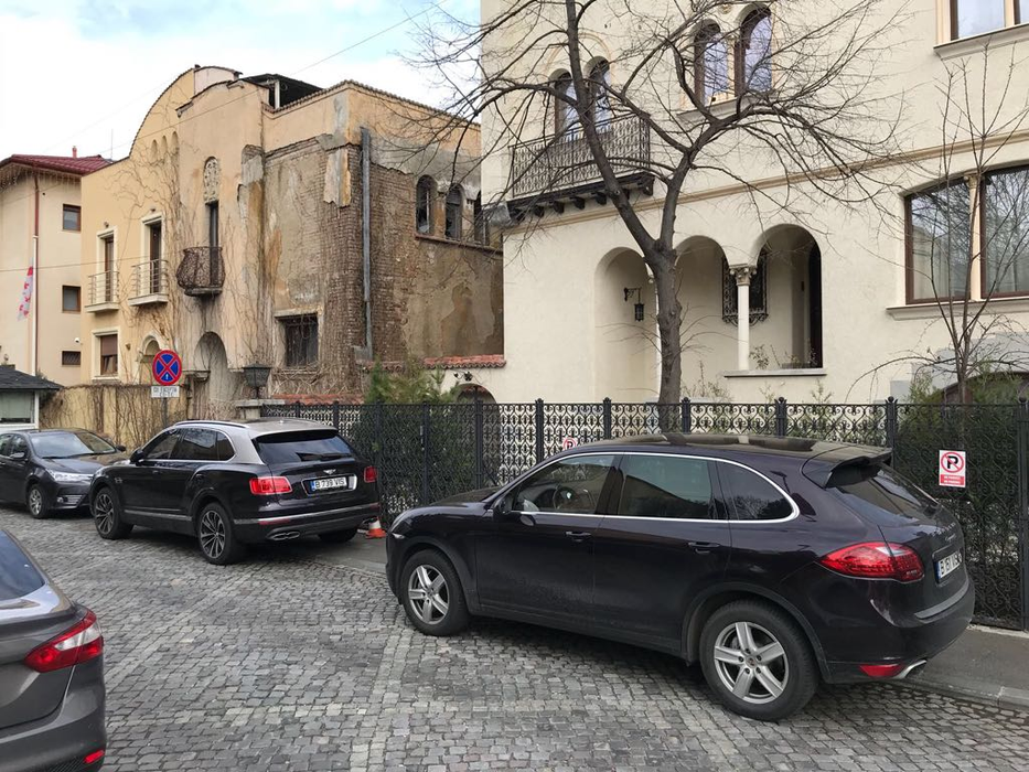 O limuzină Bentley, un Porsche Cayenne S și o super-motocicletă, aparținând lui Peneș, atrag atenția în Primăverii