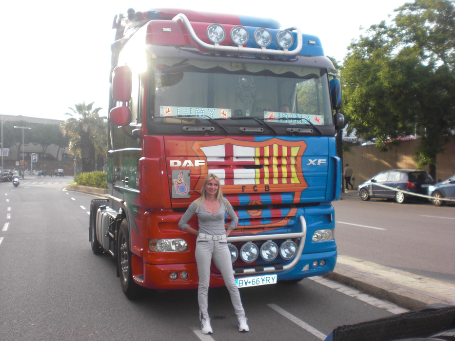 Sexy-românca șofer de TIR în Spania. Ce îi transmit colegii Crinei prin stație când o văd