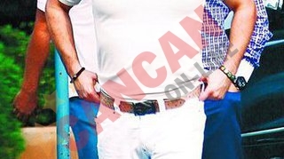 Ce se mai infoaie "cocosii" Becali!