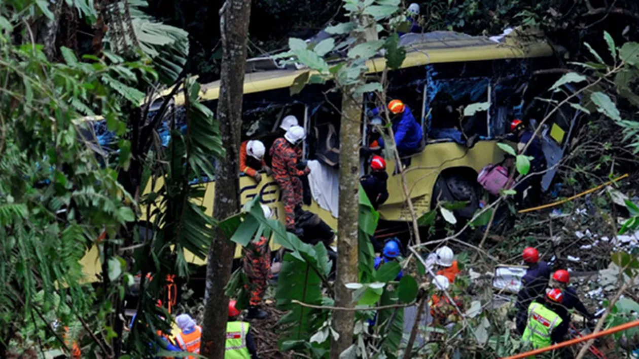 Tragedie în Malaysia! Cel puţin 37 de persoane au murit într-un accident de autocar