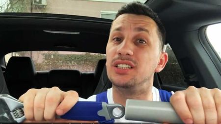 VIDEO. Speak a dat lovitura cu...instalatorul pervers! Pățaniile profesionistului în dormitorul doamnelor cu probleme la ”instalație”