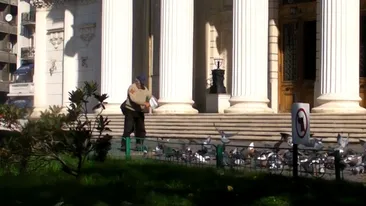 Un batranel simpatic din Bucuresti pare rupt din filmul Singur acasa! Vezi ce-a facut!