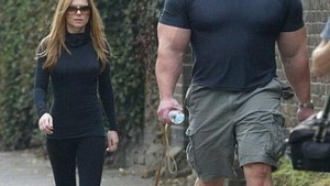 El e incredibilul Hulk! Uite cum tine sugrumat in lesa un catelus mai mic decat bratul lui