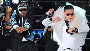 Isterie maximă la Revelion în Times Square, New York! Psy a pus în mişcare mii de oameni cu "Gangnam Style"! Ce show incendiar!