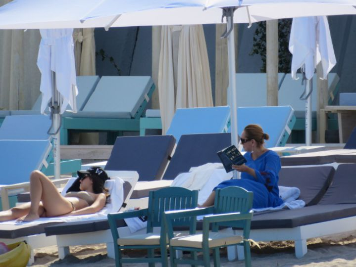 Andreea Esca a citit pe plajă