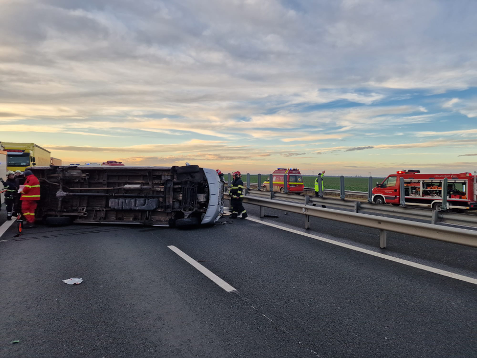 Microbuz răsturnat pe A1, sens spre Nădlac. O persoană a murit, traficul este blocat