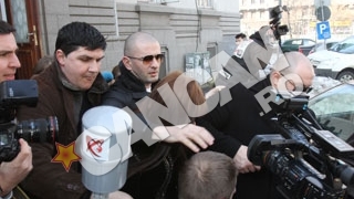 Eleva "violata" de la Jean Monnet are figuri de mare diva! A venit cu 4 smardoi cu figuri de bodyguarzi la tribunal care au bruscat pe toata lumea